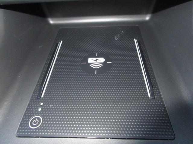 ワイヤレス充電器がついています。対応スマートフォンを置くだけで充電が可能です。