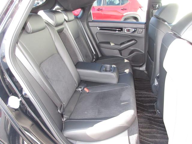 フロントシートとの統一感を重視しながら、不要な線を排除したシンプルなデザインとしました。また、表皮を背もたれの背面上部まで回し込むことで、荷室側からの見え方もすっきりとさせています