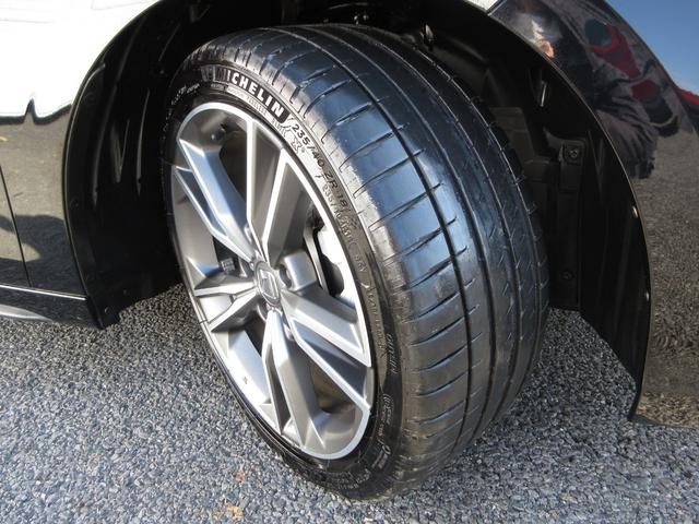 タイヤは　ミシュラン　ＰＩＬＯＴＳＰＯＲＴ４　２０２４年製がついています。そして足元を精悍に引き締めるホンダ純正１８インチアルミホイール、おしゃれは足元から、カッコイイですね！