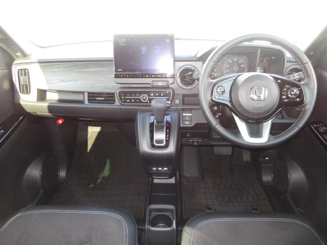 握りやすいハンドルには、オーディオコントロールとクルーズコントロールスイッチが装備されており、ハンドルから手を離さずに操作が出来ます。感覚で操作ができて便利で安全ですね！