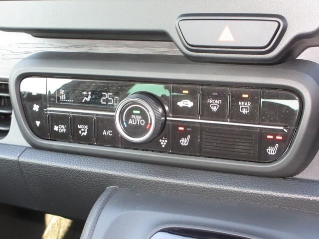 エアコンはオートエアコンでお好みの温度調整が出来、オールシーズン快適にドライブできます！フロントシートの座面に２段階調節のシートヒーターを内蔵。身体を直接温めることができます。