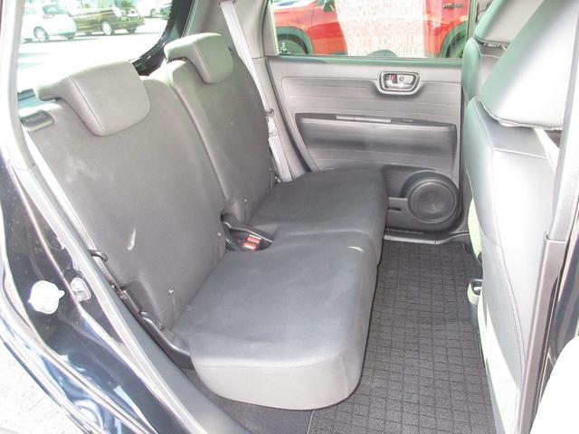 座り心地と触り心地の両方を追求。硬さの異なるウレタン層を組み合わせ、底部のしっかり感と表面付近のソフト感を両立させました。