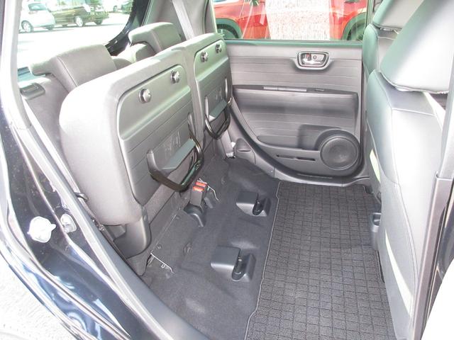 座面を跳ね上げれば、後席が背の高い空間に。駐車場などで後ろが狭く、テールゲートが開けられない時に、横から積みやすい「もうひとつの荷室」になるなど、アイデア次第で使い方が広がります。