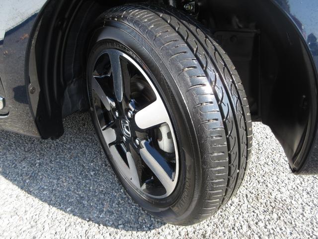 タイヤは　ヨコハマ　ブルーアース　２０２４年製がついています。そして足元を精悍に引き締めるホンダ純正１４インチアルミホイール、おしゃれは足元から、カッコイイですね！