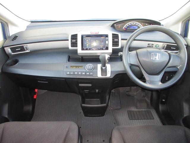 フリード ＧＨ　純正メモリーナビＥＴＣＲカメラワンオーナー　スマキー　１オーナー　リヤカメラ　ナビＴＶ　横滑り防止機能　禁煙　イモビライザー　メンテナンスノート　ＡＵＴＯエアコン　キーレス　Ｗエアバッグ　ＤＶＤ（8枚目）