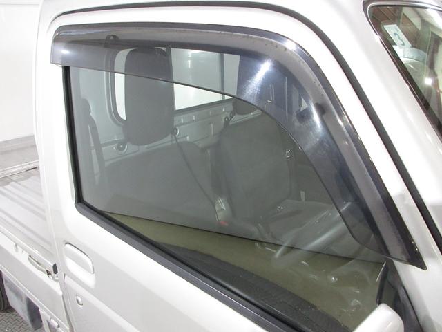 実用的で人気のオプション『ドアバイザー』が付いています！雨の日でも窓を開けて換気ができる便利な装備！付いてて良かったと思える用品です！