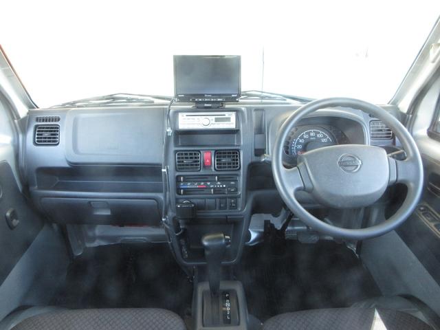 ステアリングホイールからスムーズに持ちかえられるフロアシフトを採用。