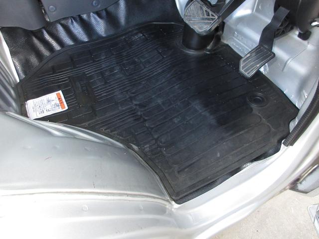 フロアマットが付いています。フロアマットは脱着可能ですから汚れがついたときに掃除しやすく、室内を綺麗に保つことが出来ます。付いてて良かったと思える用品です！