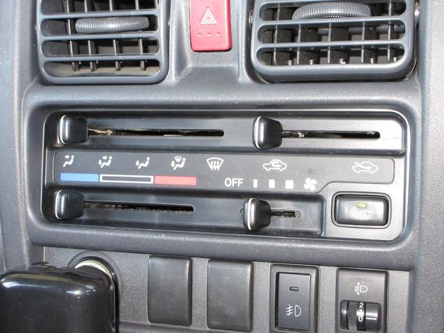手の届きやすい所で簡単操作のダイヤル式空調コントロールパネル。エアコン付きでオールシーズンお好みの温度調整ができ、快適にドライブできます。快適空間で楽しいお出かけ、何処へ行きましょう！