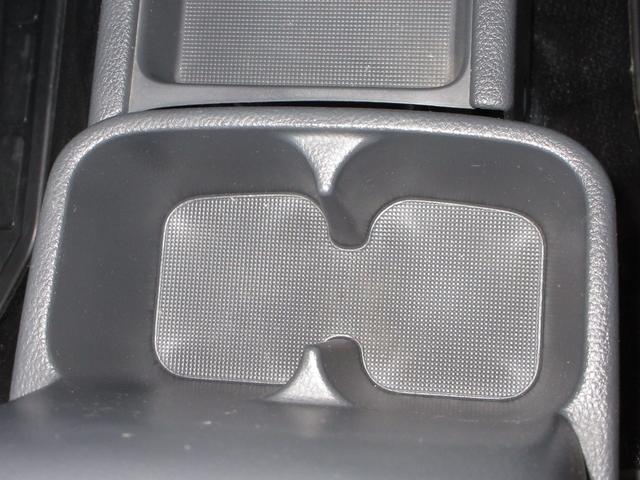 運転席と助手席の間にはドリンクホルダーがあります。取りやすい位置にありますからドライブも楽しくなりますね！