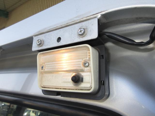 荷台作業灯がついています。暗い場所や夜間での積み降ろしがはかどります。