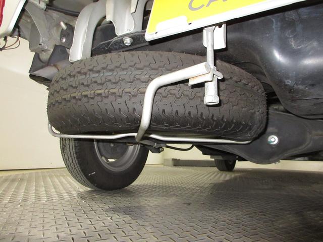 スペアタイヤ、装備車です。最近は、スペアタイヤが無くなってきていますが、やはりあれば安心ですよね！でもでも、交換するのは大変、ＪＡＦにお任せ！３６５日２４時間対応します！是非ご加入下さい！