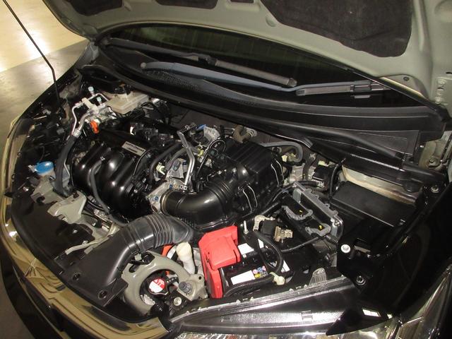 フィットハイブリッド Ｌホンダセンシング　純正メモリーナビＢｌｕｅｔｏｏｔｈＥＴＣＲカメラ　軽減ブレーキ　ＬＥＤ　サイドＳＲＳ　横滑り防止　フルセグテレビ　ナビＴＶ　パワーステアリング　盗難防止装置　オートクルーズ　ＥＴＣ車載器　ＤＶＤ再生（3枚目）