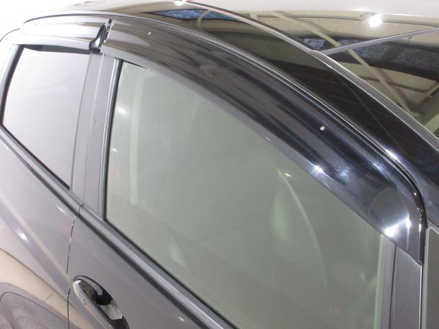 フィットハイブリッド Ｌホンダセンシング　純正メモリーナビＢｌｕｅｔｏｏｔｈＥＴＣＲカメラ　軽減ブレーキ　ＬＥＤ　サイドＳＲＳ　横滑り防止　フルセグテレビ　ナビＴＶ　パワーステアリング　盗難防止装置　オートクルーズ　ＥＴＣ車載器　ＤＶＤ再生（8枚目）