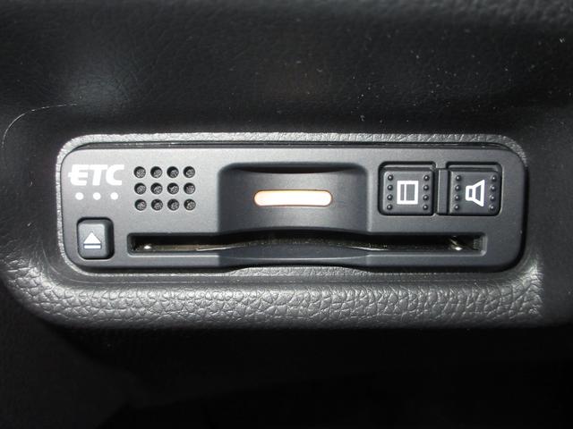 フィットハイブリッド Ｌホンダセンシング　純正メモリーナビＢｌｕｅｔｏｏｔｈＥＴＣＲカメラ　軽減ブレーキ　ＬＥＤ　サイドＳＲＳ　横滑り防止　フルセグテレビ　ナビＴＶ　パワーステアリング　盗難防止装置　オートクルーズ　ＥＴＣ車載器　ＤＶＤ再生（10枚目）