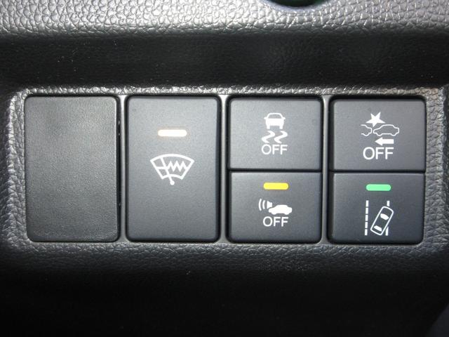 フィットハイブリッド Ｌホンダセンシング　純正メモリーナビＢｌｕｅｔｏｏｔｈＥＴＣＲカメラ　軽減ブレーキ　ＬＥＤ　サイドＳＲＳ　横滑り防止　フルセグテレビ　ナビＴＶ　パワーステアリング　盗難防止装置　オートクルーズ　ＥＴＣ車載器　ＤＶＤ再生（11枚目）