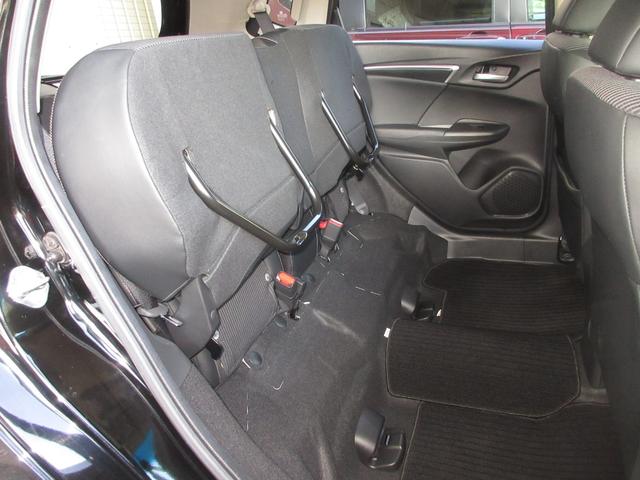 フィットハイブリッド Ｌホンダセンシング　純正メモリーナビＢｌｕｅｔｏｏｔｈＥＴＣＲカメラ　軽減ブレーキ　ＬＥＤ　サイドＳＲＳ　横滑り防止　フルセグテレビ　ナビＴＶ　パワーステアリング　盗難防止装置　オートクルーズ　ＥＴＣ車載器　ＤＶＤ再生（16枚目）