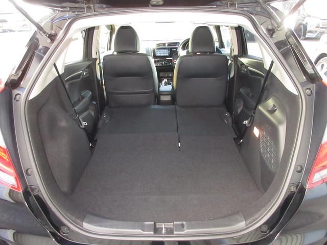 フィットハイブリッド Ｌホンダセンシング　純正メモリーナビＢｌｕｅｔｏｏｔｈＥＴＣＲカメラ　軽減ブレーキ　ＬＥＤ　サイドＳＲＳ　横滑り防止　フルセグテレビ　ナビＴＶ　パワーステアリング　盗難防止装置　オートクルーズ　ＥＴＣ車載器　ＤＶＤ再生（17枚目）