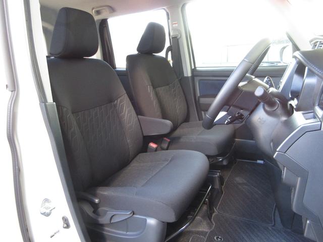 運転席には高さ調整ができる『シートハイトアジャスター機能』が付いています！これなら小柄な方にも大柄な方にも自分にぴったりの運転姿勢がとれますね〜！