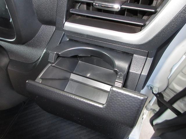 運転席と助手席にはドリンクホルダーがあります。取りやすい位置にありますからドライブも楽しくなりますね！