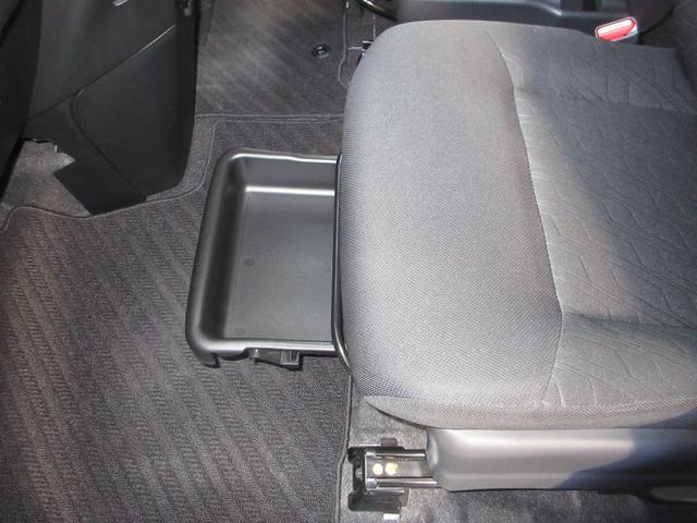 助手席下には、収納ＢＯＸが装備されておりシューズなどをしまって置くことが出来ます。また取り外せますので汚れ物を洗い場まで持って行けて便利ですね！