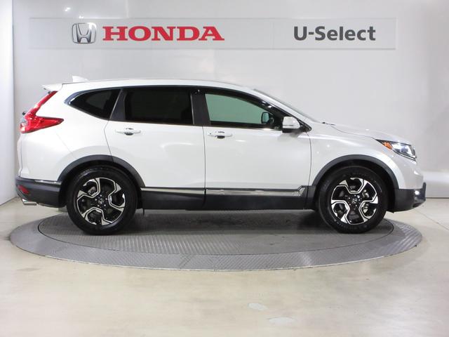 エクステリアデザインでは、先代モデルに対し最低地上高を４０ｍｍアップ。１８インチの大径タイヤ、大きく張り出した前後フェンダーによりＳＵＶらしいデザインとしています。