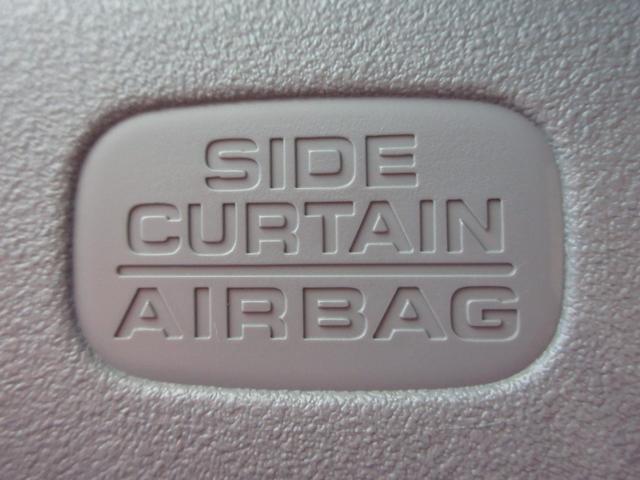 サイドカーテンエアバックシステムは、側面衝突時に大人から子供までさまざまな体格の乗員の頭部や頚部を広範囲で保護。特にセンターピラーへの頭部衝突を防ぐ展開性能を実現しています。