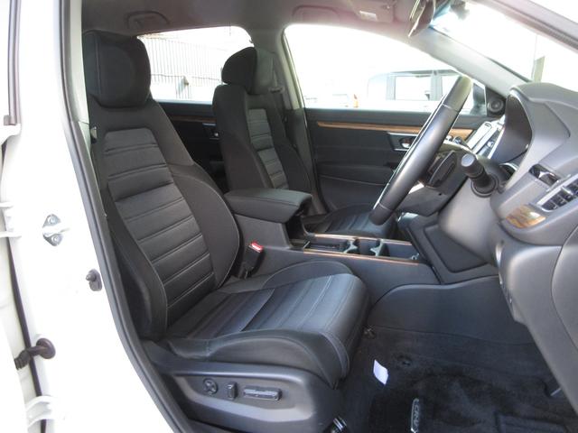 運転席に電動のシートアジャスターが付いております。体型にピッタリ合わせることが出来て快適なポジションでドライブする事が出来ます。ロングドライブも楽ですよぉ〜！