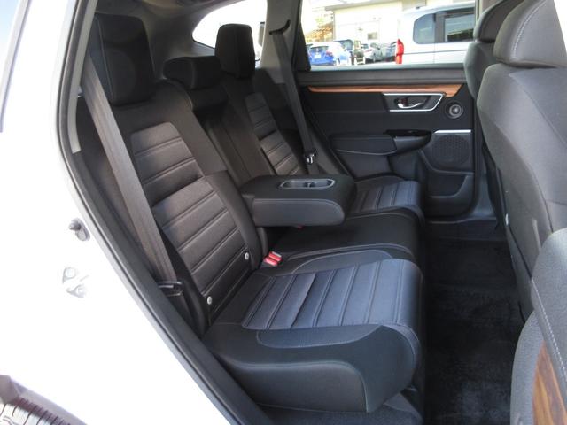 サイドサポート部に厚みを持たせてホールド感を向上、座り心地の良さと見た目にもわかる上質さを追求。広く快適なリア席空間を実現しています。