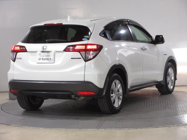 ヴェゼル ハイブリッドＸ　・ホワイトオーキッドパール　・平成２６年３月登録　・走行６万８千キロ　・車検…令和９年３月　・ワンオーナー　・純正ナビ　・リアカメラ　・ＥＴＣ　・あんしんパッケージ　・Ｂｌｕｅｔｏｏｔｈ　ＡＵＤＩＯ（8枚目）