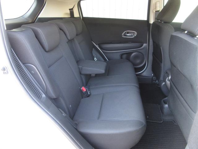 ヴェゼル ハイブリッドＸ　・ホワイトオーキッドパール　・平成２６年３月登録　・走行６万８千キロ　・車検…令和９年３月　・ワンオーナー　・純正ナビ　・リアカメラ　・ＥＴＣ　・あんしんパッケージ　・Ｂｌｕｅｔｏｏｔｈ　ＡＵＤＩＯ（17枚目）