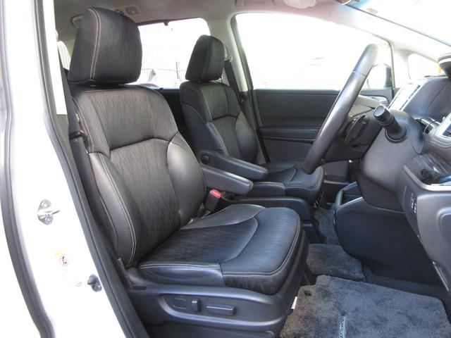 運転席に電動のシートアジャスターが付いております。体型にピッタリ合わせることが出来て快適なポジションでドライブする事が出来ます。ロングドライブも楽ですよぉ〜！