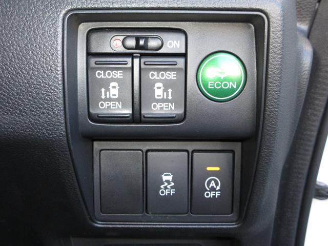 ＶＳＡ（車両挙動安定化制御システム）とは、従来の車輪のロックを防ぐＡＢＳ、車輪の空転を抑制するＴＣＳに加え、クルマの横滑り、曲がるを制御し、走る・曲がる・止まるの全領域で安定性を確保するシステムです。