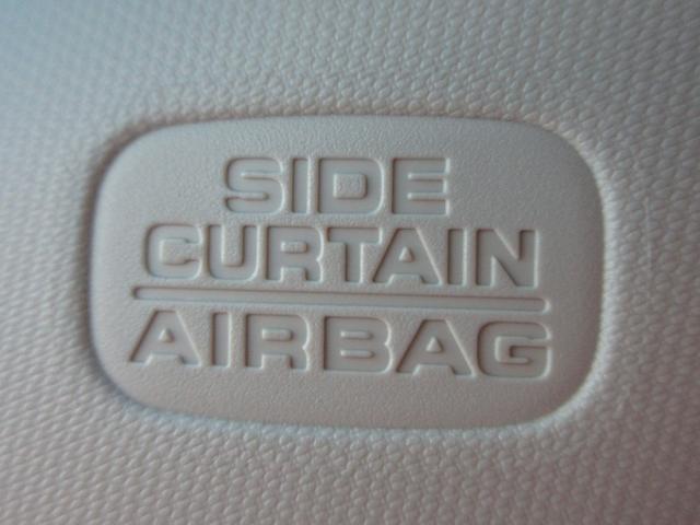サイドカーテンエアバックシステムは、側面衝突時に大人から子供までさまざまな体格の乗員の頭部や頚部を広範囲で保護。特にセンターピラーへの頭部衝突を防ぐ展開性能を実現しています。