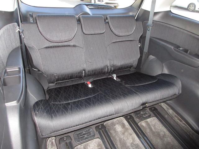 ゆとりの室内幅でゆったりサイズ。３分割リクライニング機構により中央席と左右席のリクライニング角度を変えることで、肩が触れ合うことなく３名が座れます。シートバック中央部を倒せば長尺物を積載できます。