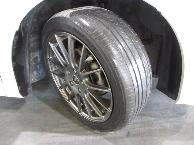 タイヤはヨコハマブルーアース２０２１年製がついています。そして足元を精悍に引き締めるホンダ純正１８インチアルミホイール、おしゃれは足元から、カッコイイですね！