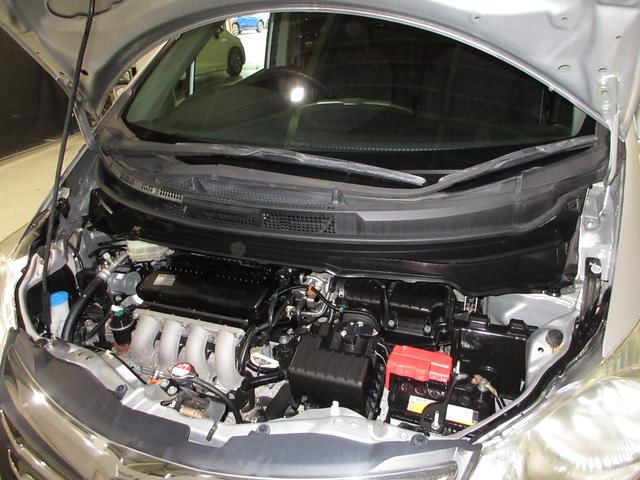 フリード Ｇジャストセレクション　オーディオレスドアバイザーモデューロ１４インチアルミ　スマトキー　定期点検記録簿　助手席エアバッグ　ＡＵＴＯエアコン　パワステ　両側スライド片側電動　イモビ　運転席エアバッグ　ＰＷ　ＡＢＳ　３列シート（3枚目）