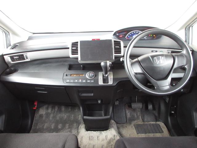 フリード Ｇジャストセレクション　オーディオレスドアバイザーモデューロ１４インチアルミ　スマトキー　定期点検記録簿　助手席エアバッグ　ＡＵＴＯエアコン　パワステ　両側スライド片側電動　イモビ　運転席エアバッグ　ＰＷ　ＡＢＳ　３列シート（9枚目）