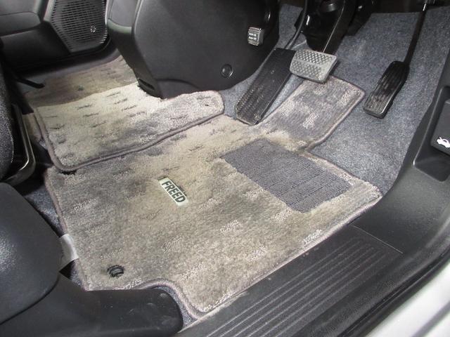 フリード Ｇジャストセレクション　オーディオレスドアバイザーモデューロ１４インチアルミ　スマトキー　定期点検記録簿　助手席エアバッグ　ＡＵＴＯエアコン　パワステ　両側スライド片側電動　イモビ　運転席エアバッグ　ＰＷ　ＡＢＳ　３列シート（11枚目）