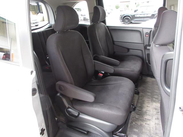 フリード Ｇジャストセレクション　オーディオレスドアバイザーモデューロ１４インチアルミ　スマトキー　定期点検記録簿　助手席エアバッグ　ＡＵＴＯエアコン　パワステ　両側スライド片側電動　イモビ　運転席エアバッグ　ＰＷ　ＡＢＳ　３列シート（15枚目）