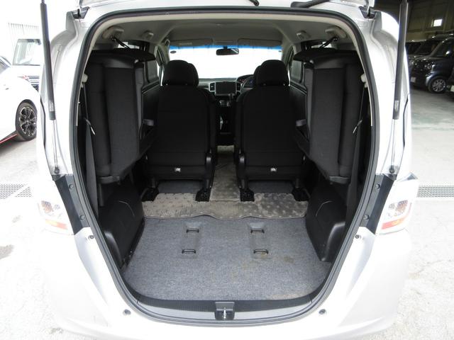 フリード Ｇジャストセレクション　オーディオレスドアバイザーモデューロ１４インチアルミ　スマトキー　定期点検記録簿　助手席エアバッグ　ＡＵＴＯエアコン　パワステ　両側スライド片側電動　イモビ　運転席エアバッグ　ＰＷ　ＡＢＳ　３列シート（17枚目）