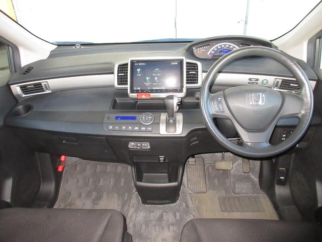 フリード Ｇジャストセレクション　禁煙　ワンオーナー　純正９インチナビ　リアカメラ　ＥＴＣ　ディスチャージライト　オートライト　ＨＯＮＤＡスマートキー　イモビライザー　フルオートエアコン　運転席ハイトアジャスター　セキュリティアラーム（8枚目）