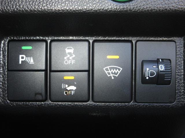 フィットハイブリッド Fパッケージ 純正メモリーナビETCRカメラ コーナーセンサー 横滑り防止システム AAC PW エアバック スマートキー&プッシュスタート ABS キーレス 記録簿 4WD Wエアバック イモビライザー パワステ(11枚目)