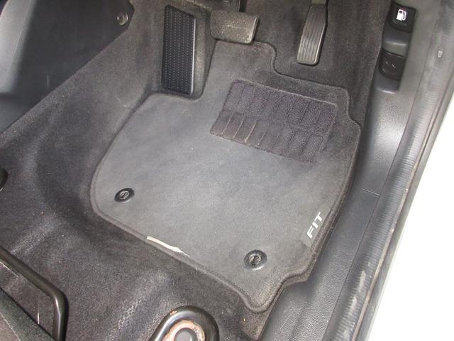 フィットハイブリッド Fパッケージ 純正メモリーナビETCRカメラ コーナーセンサー 横滑り防止システム AAC PW エアバック スマートキー&プッシュスタート ABS キーレス 記録簿 4WD Wエアバック イモビライザー パワステ(25枚目)