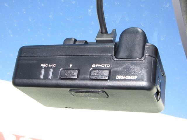 フリード クロスター　／禁煙車／元試乗車／ワンオーナー／フルセグＴＶ／純正１１．４インチメモリーナビ／Ｂｌｕｅｔｏｏｔｈ／ドラレコ／ＥＴＣ／リアカメラ／　追従機能付きクルーズコントロール／シートヒーター／　ＥＣＯＮモード（9枚目）