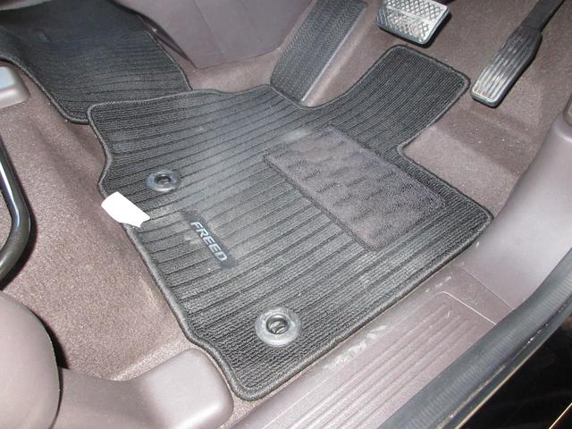 フリードハイブリッド ハイブリッド・Gホンダセンシング パイオニアメモリーナビBluetoothETCRカメラ 軽減ブレーキ キーフリーシステム ワンセグTV DVD再生可能 後カメラ Aクルーズ LEDヘッドランプ 横滑防止 パワーウインドウ 3列シート(13枚目)