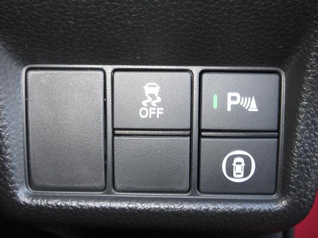 シビック ｅ：ＨＥＶ　ホンダセンシングホンダコネクトディスプレイＢｌｕｅｔｏｏｔｈＥＴＣＲカメラワンオーナー　盗難防止システム　クリアランスソナー　オートクルーズコントロール　地デジフルセグ　後カメラ　１オーナー車　記録簿（11枚目）