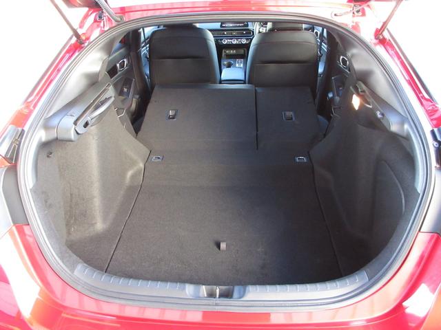 シビック ｅ：ＨＥＶ　ホンダセンシングホンダコネクトディスプレイＢｌｕｅｔｏｏｔｈＥＴＣＲカメラワンオーナー　盗難防止システム　クリアランスソナー　オートクルーズコントロール　地デジフルセグ　後カメラ　１オーナー車　記録簿（18枚目）