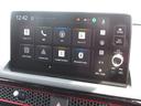 純正９インチディスプレイオーディオ（Ｇｏｏｇｌｅコネクト対応）が装着されております。ＡＭ、ＦＭ、フルセグＴＶ、Ｂｌｕｅｔｏｏｔｈがご使用いただけます。初めて訪れた場所でも道に迷わず安心ですね！