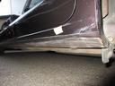 この車両は助手席側サイドシルガーニッシュにA4サイズ程度のへこみが有ります。こちらは現状での販売となります。ご希望であれば当社にて板金修理を行うことも可能です。詳しくは担当営業までご相談下さいませ。